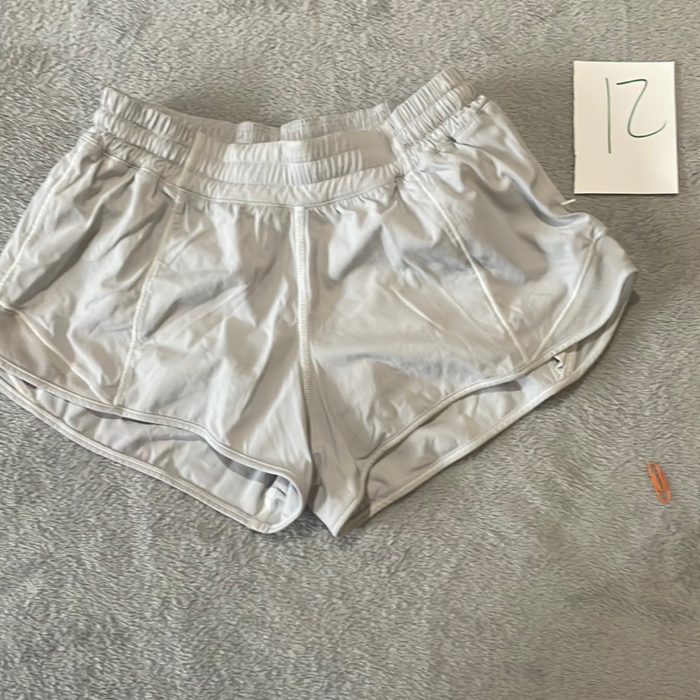 Lululemon white sz 4 hottie hot shorts 2.5 inch inseam liner intact